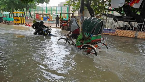 রাজধানীতে জলাবদ্ধতা: নাগরিক অসচেতনতার দুষ্টচক্রেই ফিরছে দুর্ভোগ
