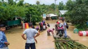 সাজেক সড়কে পাহাড়ি ঢলে যান চলাচল বন্ধ, শতাধিক পর্যটক আটকে