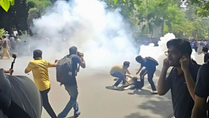 শাহবাগে প্রকৌশল শিক্ষার্থীদের ‘লং মার্চ টু ঢাকা’ কর্মসূচিতে পুলিশের সঙ্গে সংঘর্ষ, অন্তত ১০ আহত