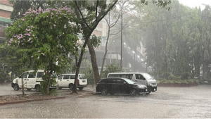 রাজধানীতে ভোর থেকে গুঁড়ি গুঁড়ি বৃষ্টি, জনজীবনে শীতল আমেজ