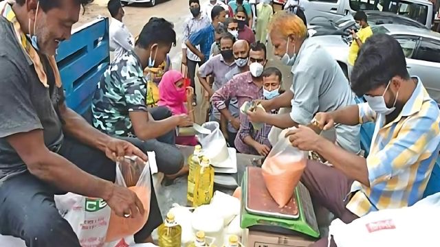 ভর্তুকি মূল্যে নিত্যপণ্য বিক্রি শুরু, টিসিবি ট্রাকের লাইনে ভিড় বেড়েছে