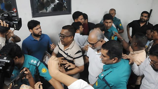 ডিআরইউ থেকে লতিফ সিদ্দিকী-কার্জনসহ ১১ জনকে ডিবি কার্যালয়ে নেওয়া হয়েছে