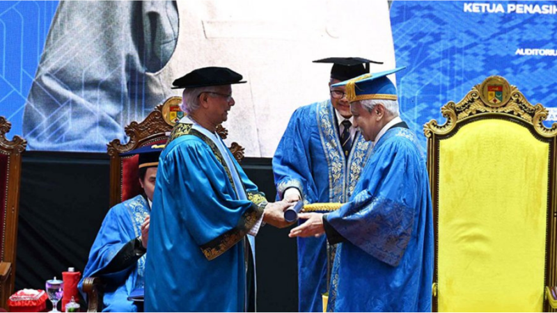 প্রধান উপদেষ্টাকে সম্মানসূচক ডক্টরেট ডিগ্রি দিল মালয়েশিয়ার কেবাংসান বিশ্ববিদ্যালয়
