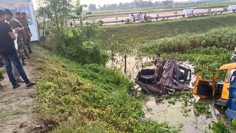 ট্রাকের ধাক্কায় উল্টে গেল সেনাবাহিনীর টহল গাড়ি, আহত ৮ সেনাসদস্য