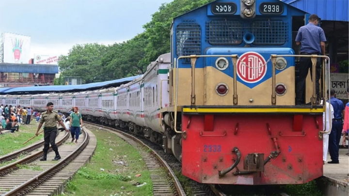 সরকারই কি আনছে আন্দোলনকারীদের? ঢাকায় পৌঁছাতে ৮ জোড়া ট্রেন ভাড়া