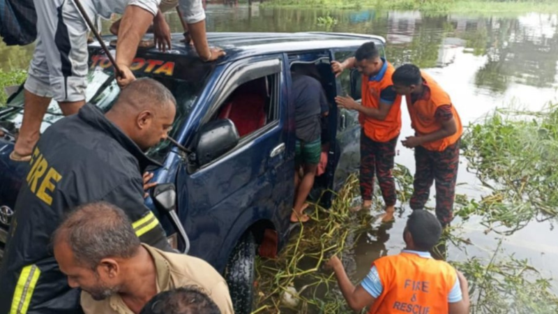 নোয়াখালীতে মর্মান্তিক দুর্ঘটনা: খালে মাইক্রোবাস, একই পরিবারের ৭ জনের মৃত্যু!