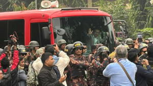 বাসে চড়ে ৩০০ ফিটের পথে তারেক রহমান