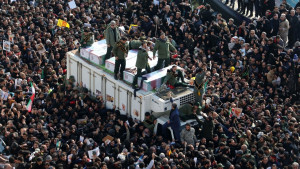 হঠাৎ কেন আলোচনায় কাশেম সোলাইমানির লাশবাহী গাড়ি