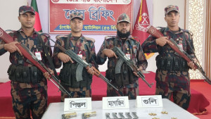 মোটরসাইকেলকে থামার সংকেত, ফেলে যাওয়া ব্যাগে মিলল অস্ত্র