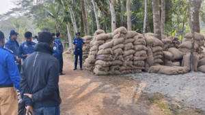 ৪৫০ বস্তা আলুর মালিক না পাওয়ায় পুলিশের হস্তক্ষেপ