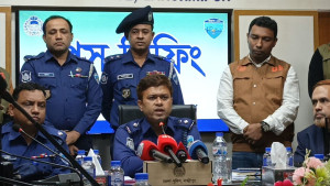 ১০ হাজার টাকার চুক্তিতে নির্বাচন অফিসে আগুন