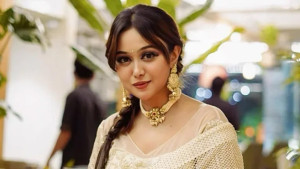 হাদীকে ‘বীর’ বলায় হুমকির মুখে অভিনেত্রী চমক