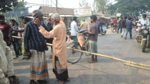 জামালপুরে সার সংকটে মহাসড়ক অবরোধ করলেন কৃষকরা