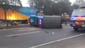 মুন্সিগঞ্জে কাভার্ড ভ্যানের ধাক্কায় উল্টে গেল পুলিশের গাড়ি , সার্জেন্টসহ আহত ২