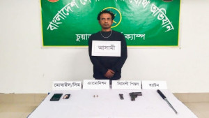 চুয়াডাঙ্গায় যৌথবাহিনীর অভিযানে পিস্তল-গুলিসহ যুবক আটক