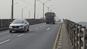 কাঁপছে গোমতী সেতু, আতঙ্কে যাত্রী ও চালকরা