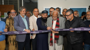 গ্যালারি চিত্রকে ‘একাকিত্বের দীপ্ত ছায়া’