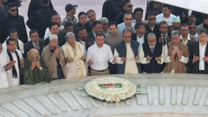 বাবার কবর জিয়ারত করলেন তারেক রহমান