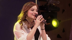 ‘বেবি ডল’ গায়িকাকে মঞ্চেই কোলে তুলতে গিয়ে বিপাকে শ্রোতা