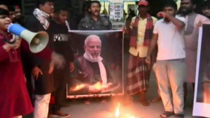 ঢাকা বিশ্ববিদ্যালয়ে নরেন্দ্র মোদির কুশপুত্তলিকা দাহ