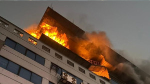 গুলিস্তানে মার্কেটে ভয়াবহ আগুন, নিয়ন্ত্রণে ৯ ইউনিট