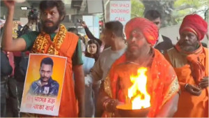 এবার বাংলাদেশ দূতাবাসের সামনে সাধু-সন্ন্যাসী নিয়ে বিজেপি নেতার বিক্ষোভ