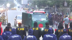 লাল-সবুজের পতাকা মোড়ানো অ্যাম্বুলেন্সে খালেদা জিয়া