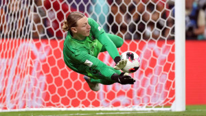 ভাঙা হাতে ইতিহাস গড়লেন প্যারিস গোলরক্ষক