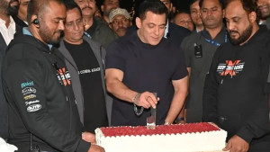 প্রাণনাশের হমকি পেরিয়ে কেক কাটলেন সালমান, ছিলেন সাবেক প্রেমিকাও