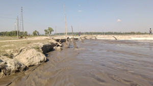 সরকারি কাজের আড়ালে বালু বাণিজ্য, ঝুঁকিতে ব্যারাজ