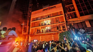 প্রথম আলো-ডেইলি স্টারে অগ্নিসংযোগ, সেনা মোতায়েন