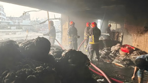 পুরান ঢাকায় ১৪ তলা ভবনে আগুন