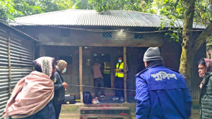 বেড়ায় বৃদ্ধাকে গলা কেটে হত্যা