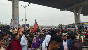 জনস্রোতে পরিপূর্ণ ৩০০ ফিট এলাকা