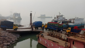 সাড়ে ৪ ঘণ্টা পর পাটুরিয়া-দৌলতদিয়া রুটে ফেরি চালু