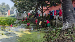 বাগেরহাটে স্বেচ্ছাশ্রমে জেলখানা পুকুরের কচুরিপানা পরিষ্কার