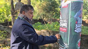 ইসির নির্দেশনা মেনে নিজ হাতে পোস্টার ছিড়লেন শিশির মনির