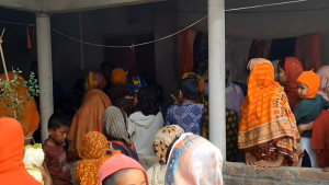 প্রবাসীর স্ত্রীর সঙ্গে আপত্তিকর অবস্থায় যুবক, অতঃপর যা হলো