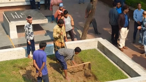 খোঁড়া হচ্ছে কবর, কবি নজরুলের পাশেই সমাহিত হবেন হাদি