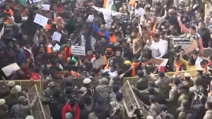 নয়াদিল্লিতে ব্যারিকেড ভেঙে বাংলাদেশ হাইকমিশনে প্রবেশের চেষ্টা বিক্ষোভকারীদের