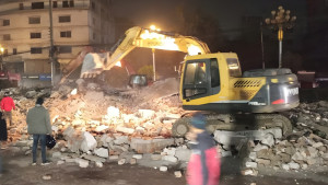 আ.লীগের অফিস গুঁড়িয়ে দিলেন বিক্ষোভকারীরা