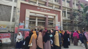 শিক্ষকদের কমপ্লিট শাটডাউনেও থেমে নেই টাঙ্গাইলে শিক্ষার্থীদের পরীক্ষা