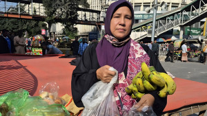 বিক্ষোভকারীদের জন্য রুটি-কলা নিয়ে শাহবাগে গৃহিণী