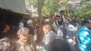 ওসমান হাদির মৃত্যুতে গ্রামের বাড়িতে মানুষের ঢল