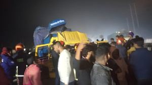 টাঙ্গাইলে কাভার্ডভ্যানের পেছনে ট্রাকের ধাক্কা, নিহত ২