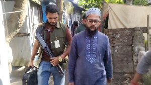 ঢাকার উদ্দেশ্যে গ্রামের বাড়ি ছাড়লেন হাদির পরিবার