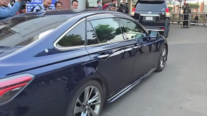 জোবাইদা রহমানকে নিতে বিমানবন্দরে গাড়িবহর