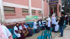 গফরগাঁওয়ে পরিবার পরিকল্পনা কর্মীদের কর্মবিরতি ও অবস্থান কর্মসূচি