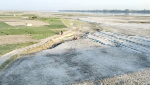 উত্তাল তিস্তা এখন শান্ত মরুভূমি