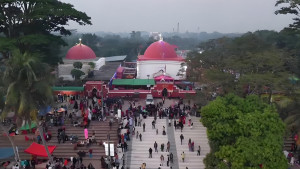 বাগেরহাটে খানজাহান (রহ.) মাজারে ভক্তদের ঢল